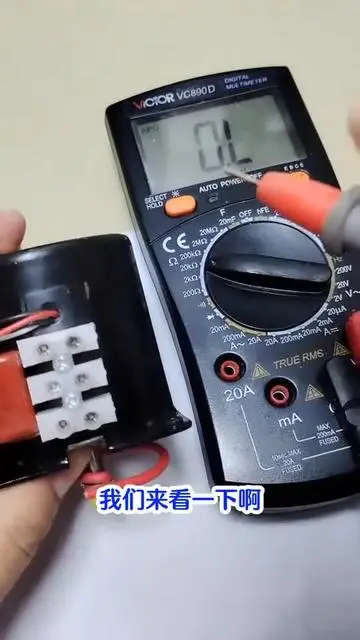 這個單相電機有三個接線柱，測一下它的兩個繞組